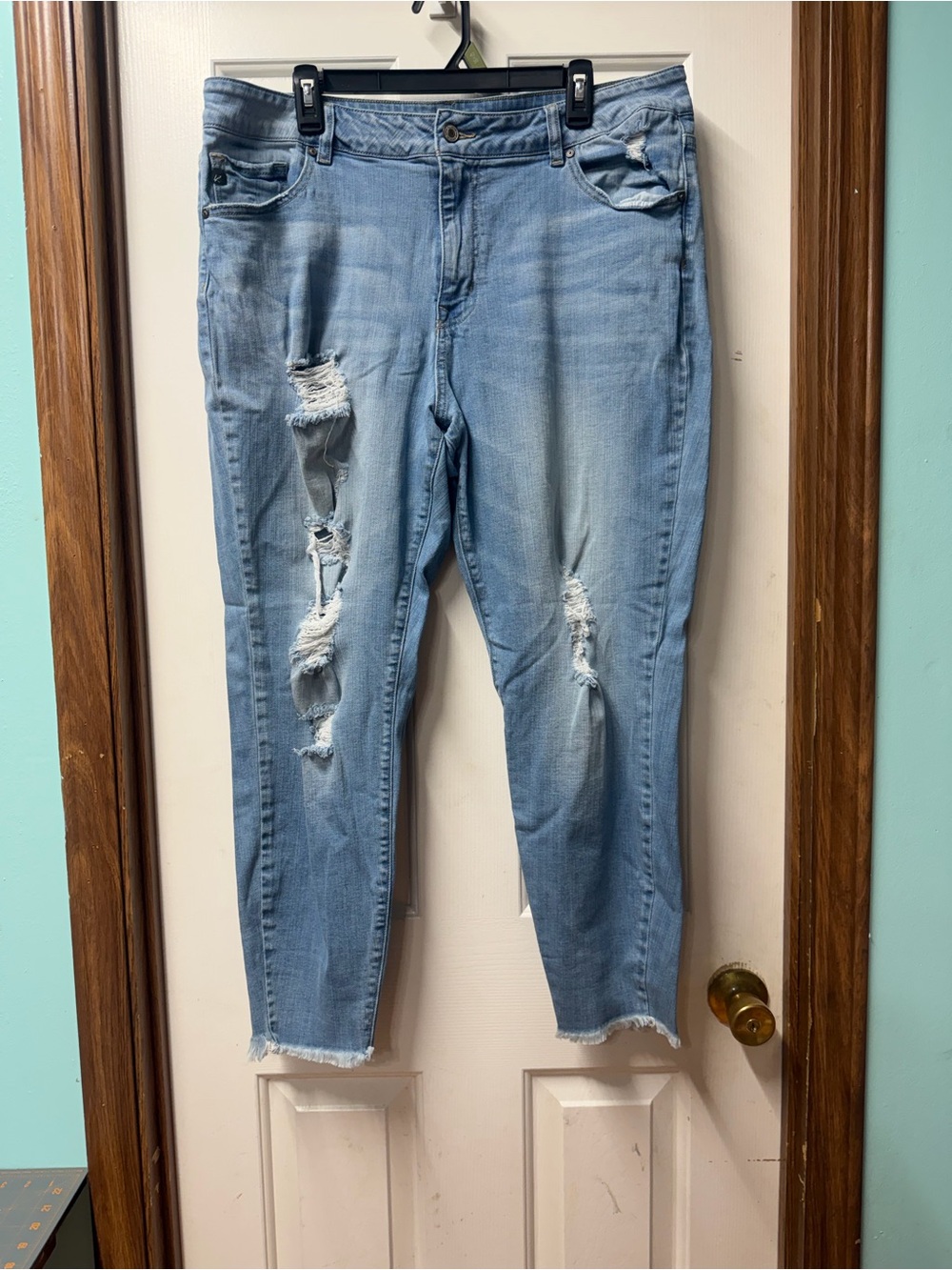 KanCan jeans Light Wash Ripped Skinny used has stains 20 women